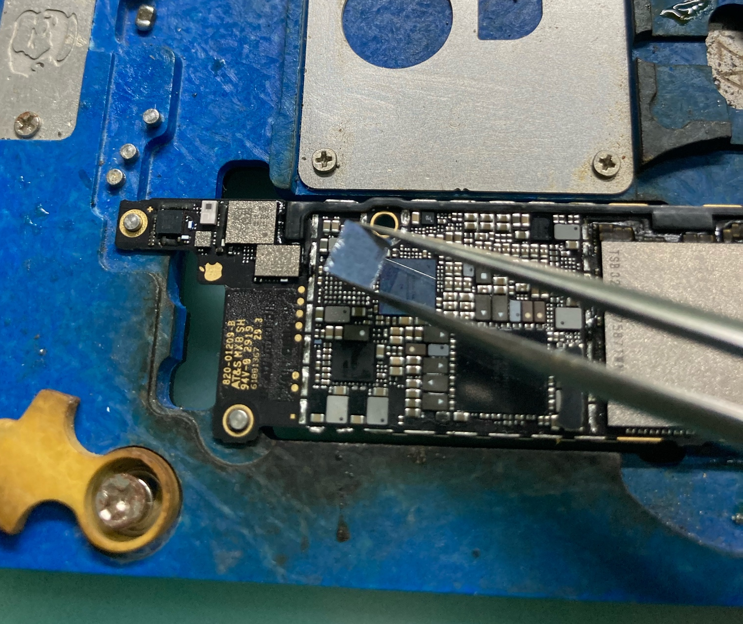 iPhone XR high temperature rear no booting maintenance