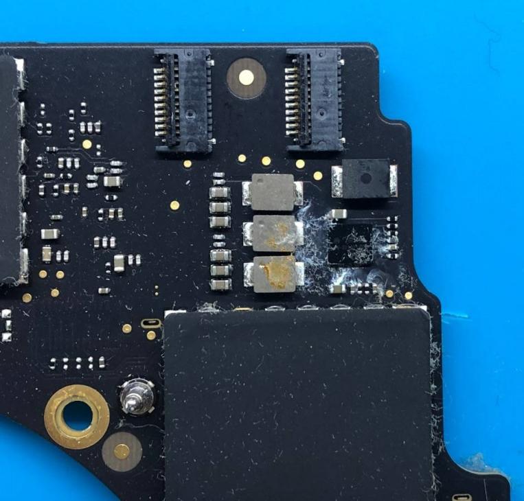 Apple MacBook Pro A1989 notebook into water does not open the machine repair