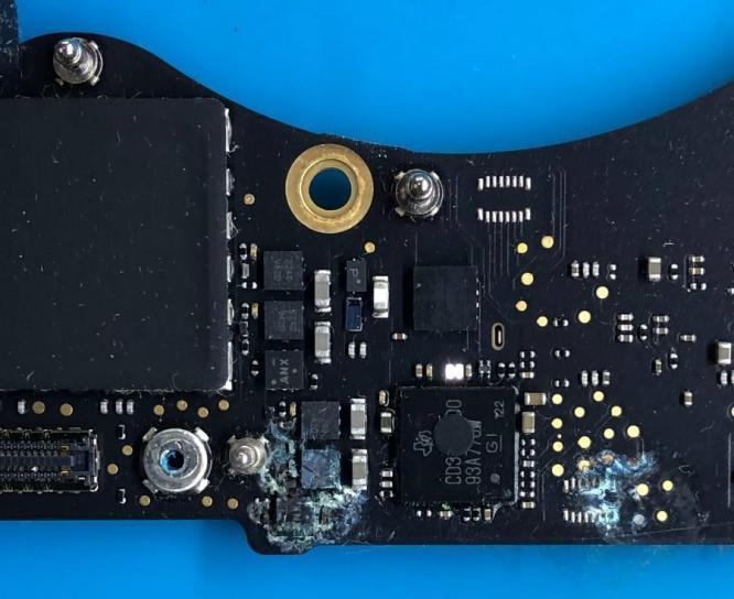 Apple MacBook Pro A1989 notebook into water does not open the machine repair