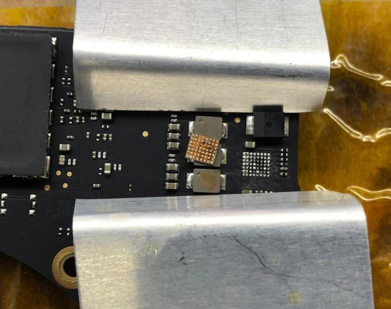 Apple MacBook Pro A1989 notebook into water does not open the machine repair