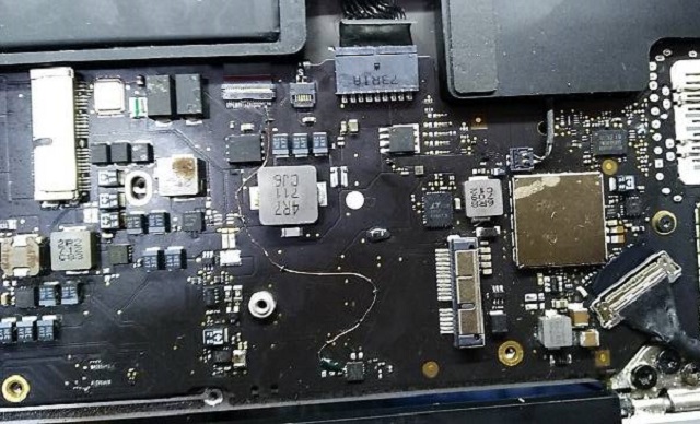 MacBook A1466 notebook into the water does not open the machine repair