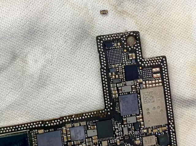 IPhone12 phone can't be turned on for repair due to heavy fall and deformation